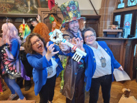 Uwe Conradt, Tanja Fuhrmeister und Petra Gorek streiten sich um einen symbolischen Rathausschlüssel im Rathausfestsaal